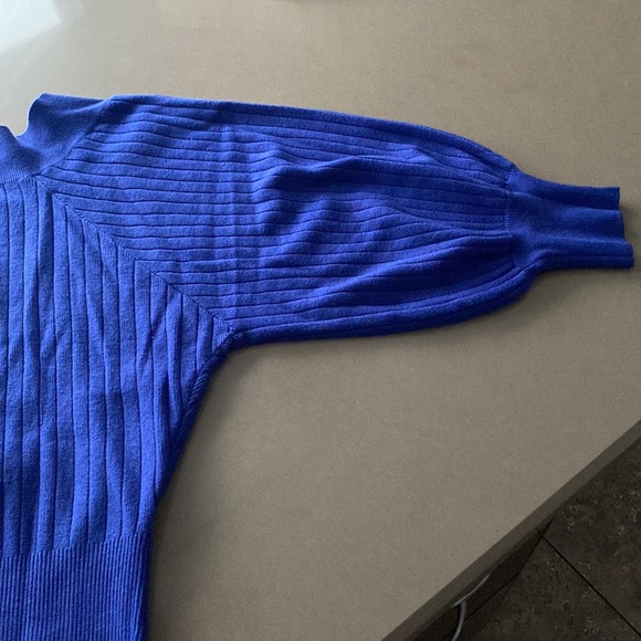 Off-the-shoulder blue sweater with bubble sleeves. - Picture 2 of 3
